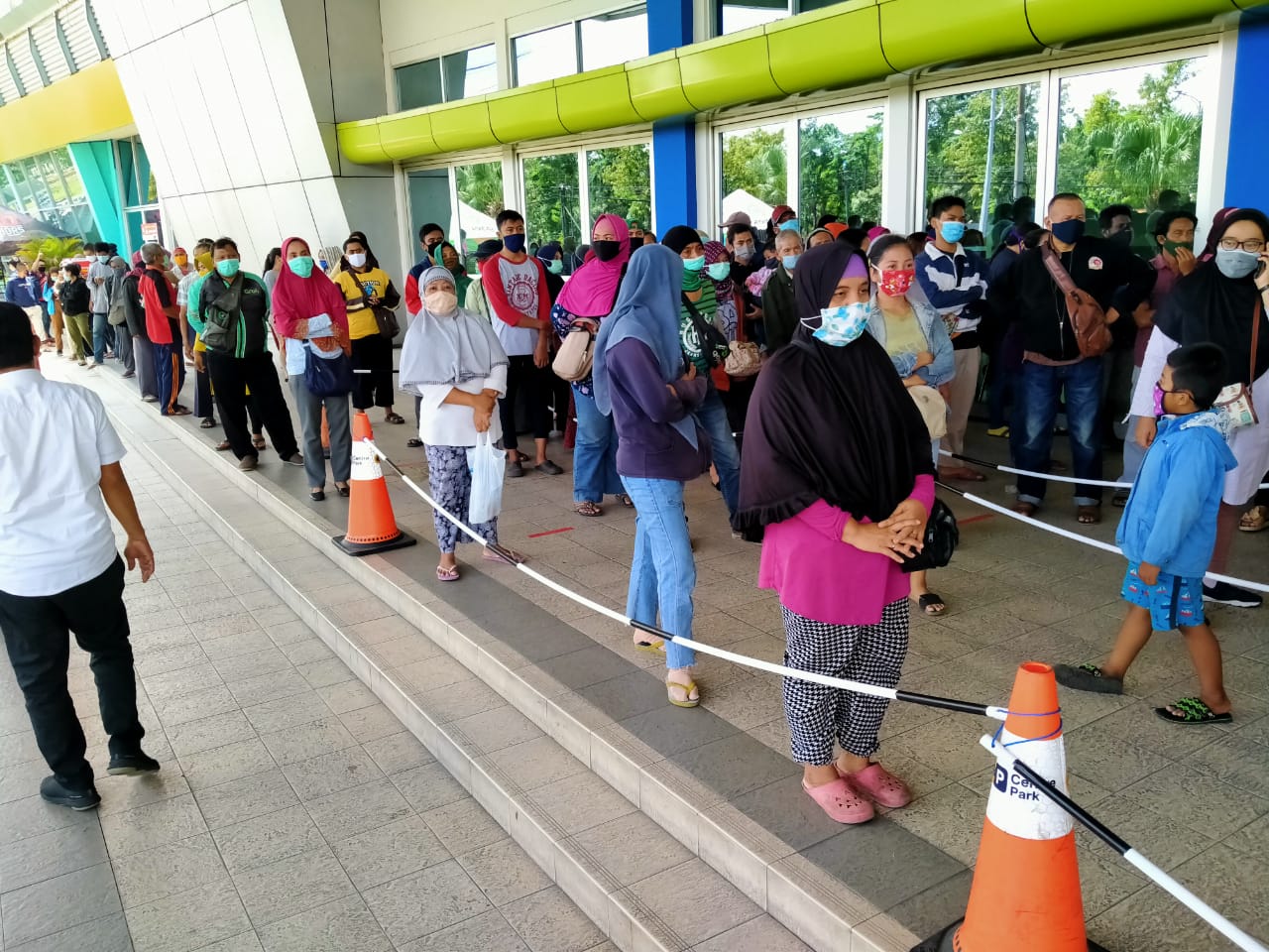 Antrean panjang di Lumbung Pangan Jatim. (Foto: Fariz Yarbo/Ngopibareng.id) 