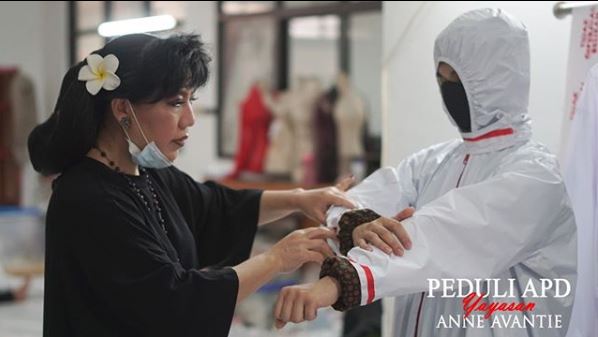 Desainer Anne Avantie memproduksi alat pelindung diri (APD) untuk dibagikan secara gratis kepada tim medis. (Foto: Instagram @annieavantieheart)