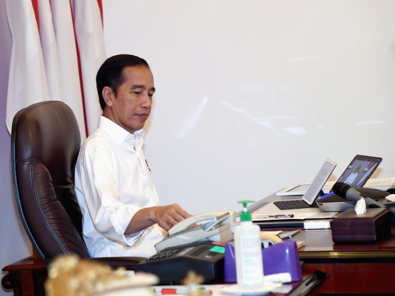 Presiden Joko Widodo (Jokowi) dalam rapat terbatas (Ratas) di Istana Merdeka, Jakarta, Selasa 21 April 2020. (Foto: Setpres)