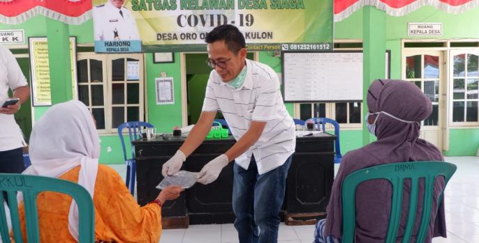 Pembagian sembako oleh BPN Pasuruan. (Foto: Dok Humas)