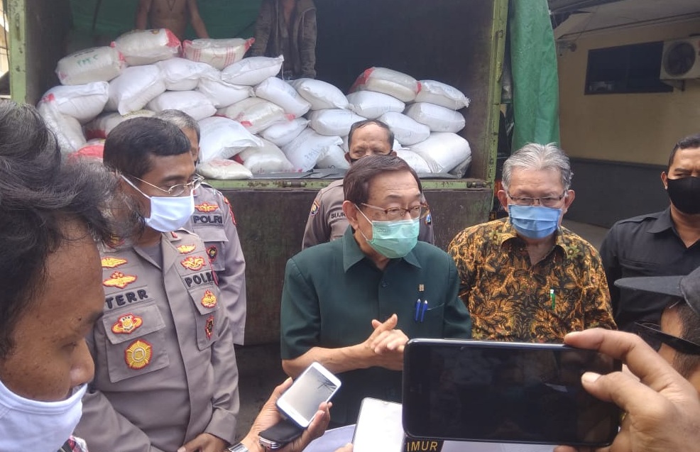 Perwakilan Paguyuban Masyarakat Tionghoa, Alim Markus saat memberi bantuan kepada Polda Jatim, Selasa 21 April 2020.  (Foto: Fariz Yarbo/Ngopibareng.id)