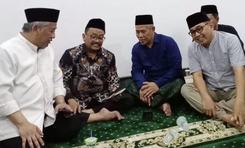 Dari kanan ke kiri: Arif Afandi, KH Marzuki Mustamar (Ketua PWNU Jatim), Dr Mas'ud Said (Staf Ahli Gubernur), dan M Nuh (Ketua Dewan Riswt Jatim) dalam sebuah acara. (Foto Dok Ngopibareng.id)