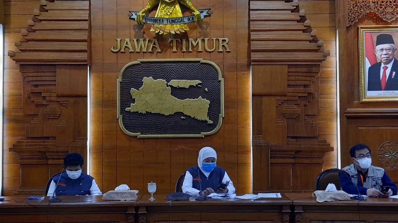 Gubernur Jatim Khofifah Indar Parawansa saat konferensi pers di Gedung Negara Grahadi, Surabaya, Selasa, 21 April 2020. (Foto: Alief Sambogo/Ngopibareng.id)