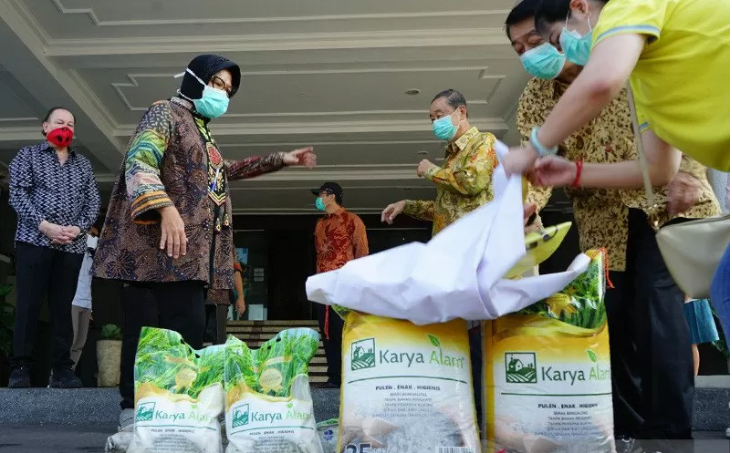 Pembina Yayasan Sarana Hubungan Harmonis Sejahtera Soedomo Mergonoto saat menyerahkan langsung bantuan beras kepada Wali Kota Surabaya Tri Rismaharini di Balai Kota Surabaya, Jumat 3 April 2020. (Foto: Antara/Humas Pemkot Surabaya)