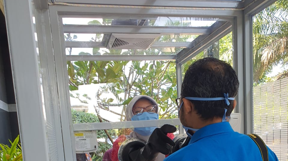 Penggunaan swab box sumbangan dari Alumni Fakultas Kedokteran UB. (Foto: Istimewa)