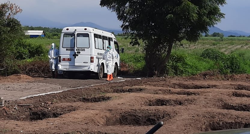 Pemakaman Sup, pasien PDP yang meninggal dunia di Bukit Bentar, Kecamatan Gending, Kabupaten Probolinggo. (foto: Istimewa)