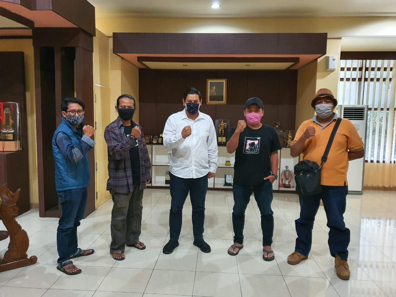 Walikota Kediri Abdullah Abu Bakar menggelar audiensi bersama Forum Warung Kopi. (Foto: Fendhy Plesmana/Ngopibareng.id)