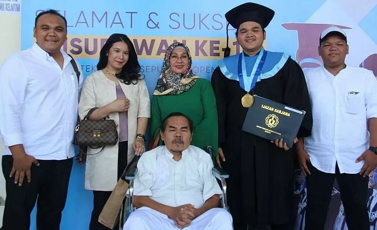 Mat Solar bersama keluarga. (Foto: Instagram @idhamaulia, anak Mat Solar)