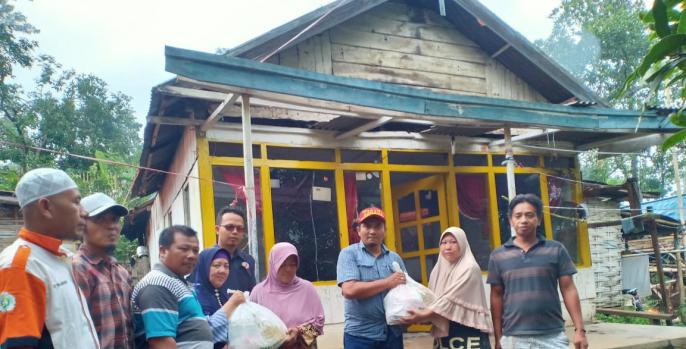 Penyaluran paket sembako kepada warga terdampak corona.  (Foto: Dok Humas)