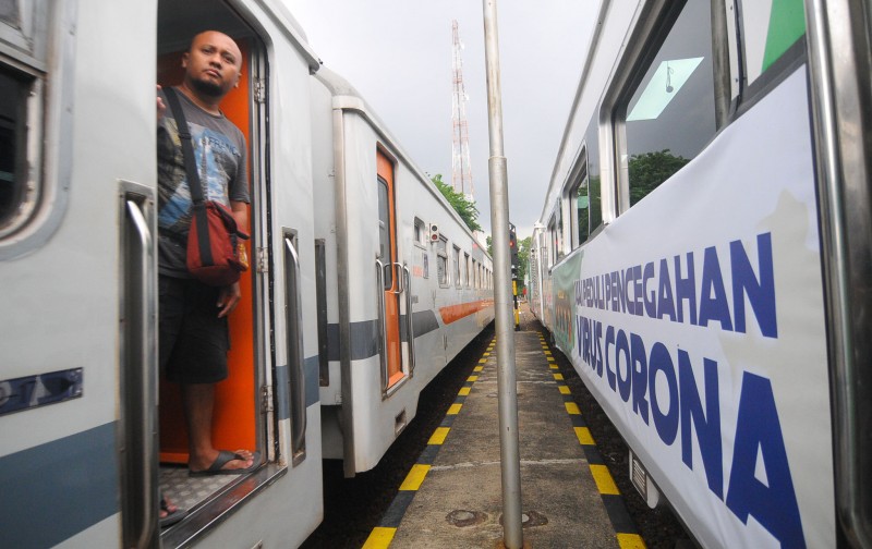 Spanduk bertuliskan KAI peduli pencegahan virus corona dan langkah-langkah percegahan terpampang di luar kanan dan kiri gerbong Kereta Kesehatan atau Rail. (Foto: Erfan Hazransyah/Ngopibareng.id)