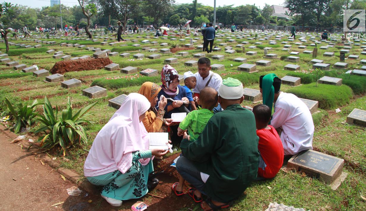 Suasana di TPU  Karet Bivak, Jakarta Pusat sepi peziarah.