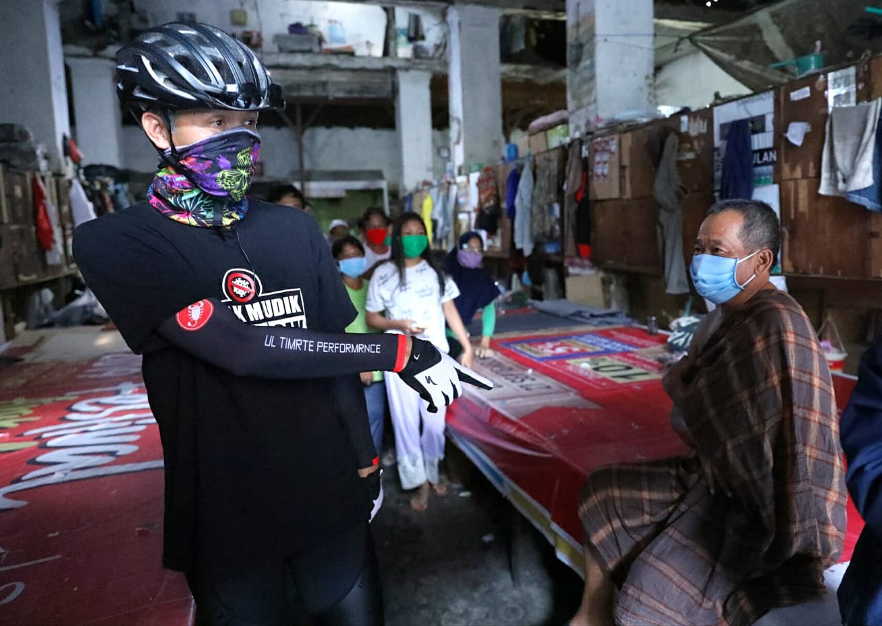 Gubernur Jawa Tengah Ganjar Pranowo saat menyapa warga Pondok Boro Kamping, Sumeneban, Semarang. (Foto: Ist/Ngopibareng.id)