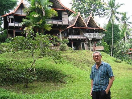 Arief Budiman di rumahnya yang asri di Salatiga. (Foto: Istimewa)