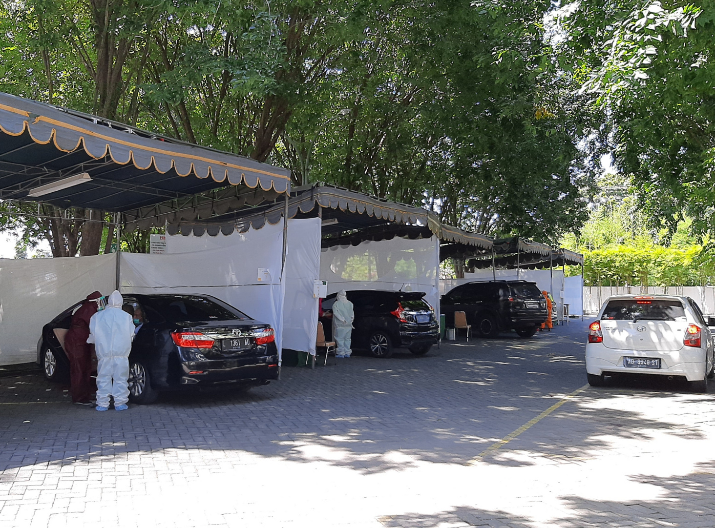 Rapid tes drive thru yang dibuka oleh RS Husada Utama. (Foto: Pita Sari/Ngopibareng.id)