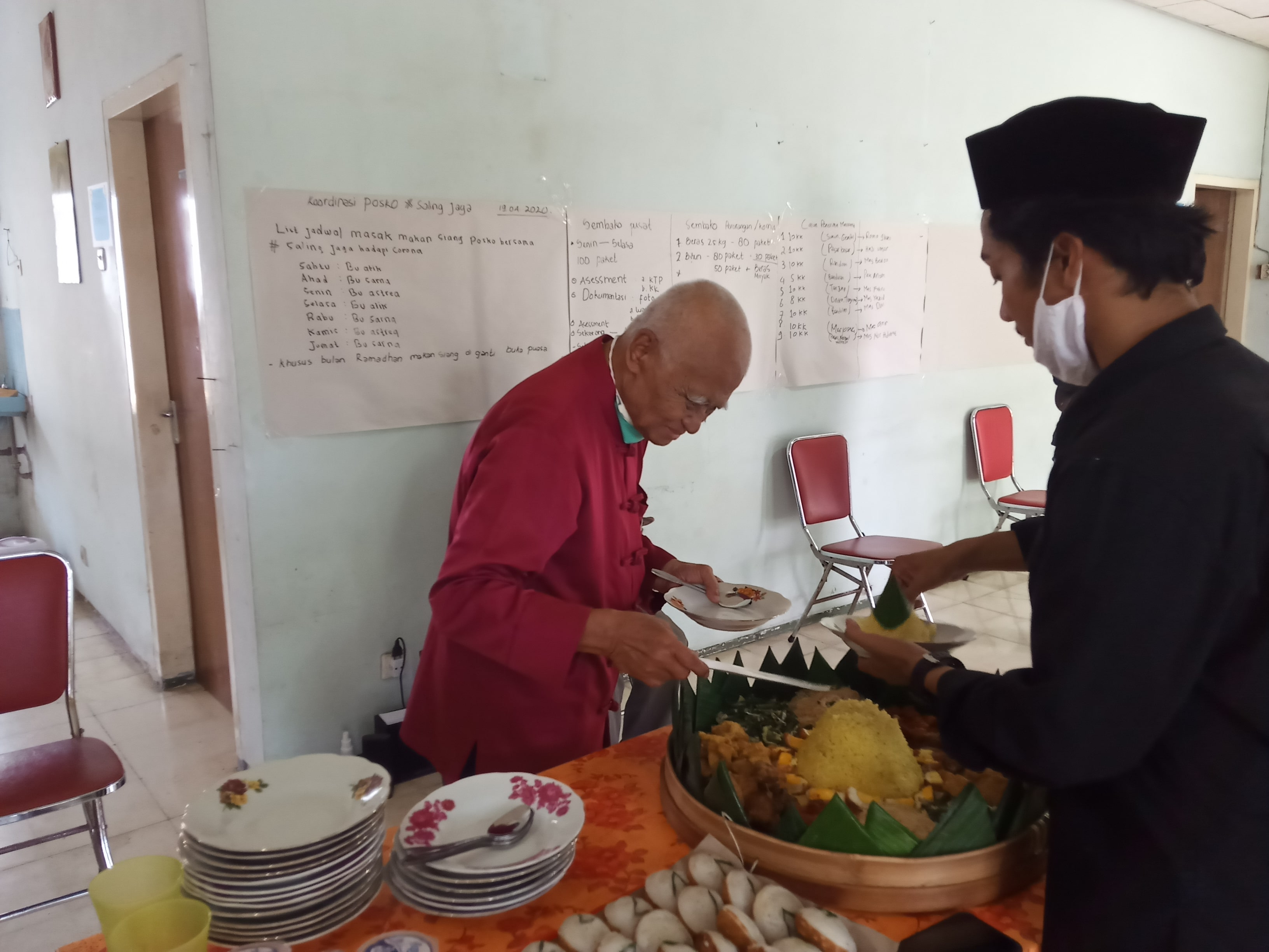 Prosesi pemotongan tumpeng oleh anggota Gusdurian Malang dan tokoh agama Konghucu, Bonsu Anton Triyono. (Foto: Lalu Theo/Ngopibareng.id)