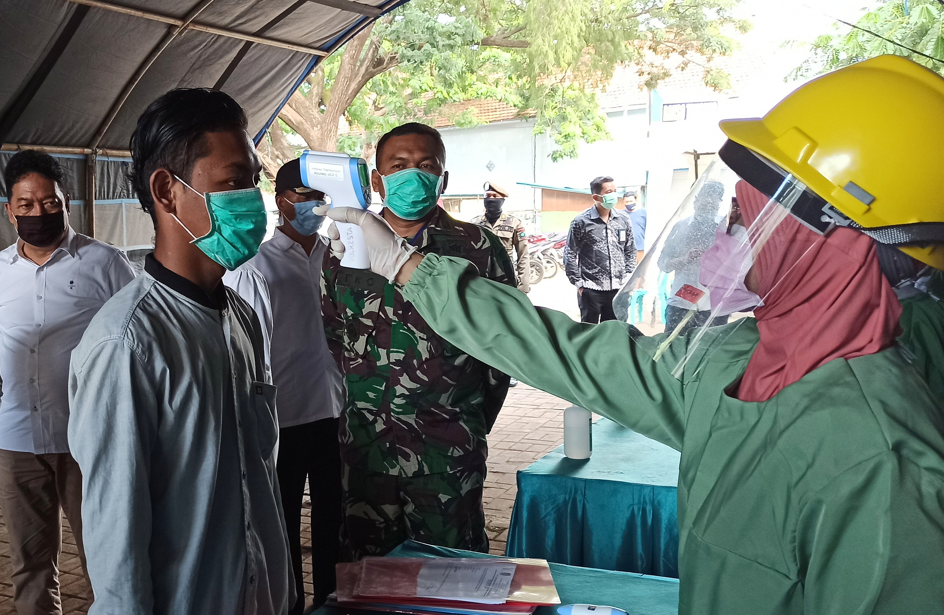 Pemeriksaan suhu tubuh di perbatasan Banyuwangi-Situbondo, Jawa Timur. (Foto: Hujaini/Ngopibareng.id)