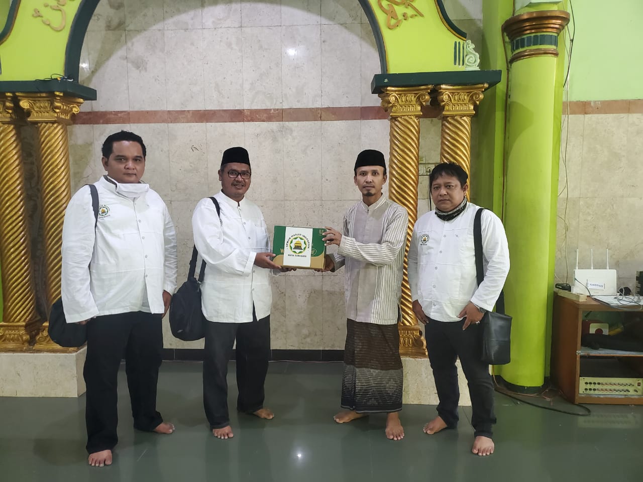 Gus Muzzaki saat menerima distribusi diinfektan dari DMI Kota Surabaya.