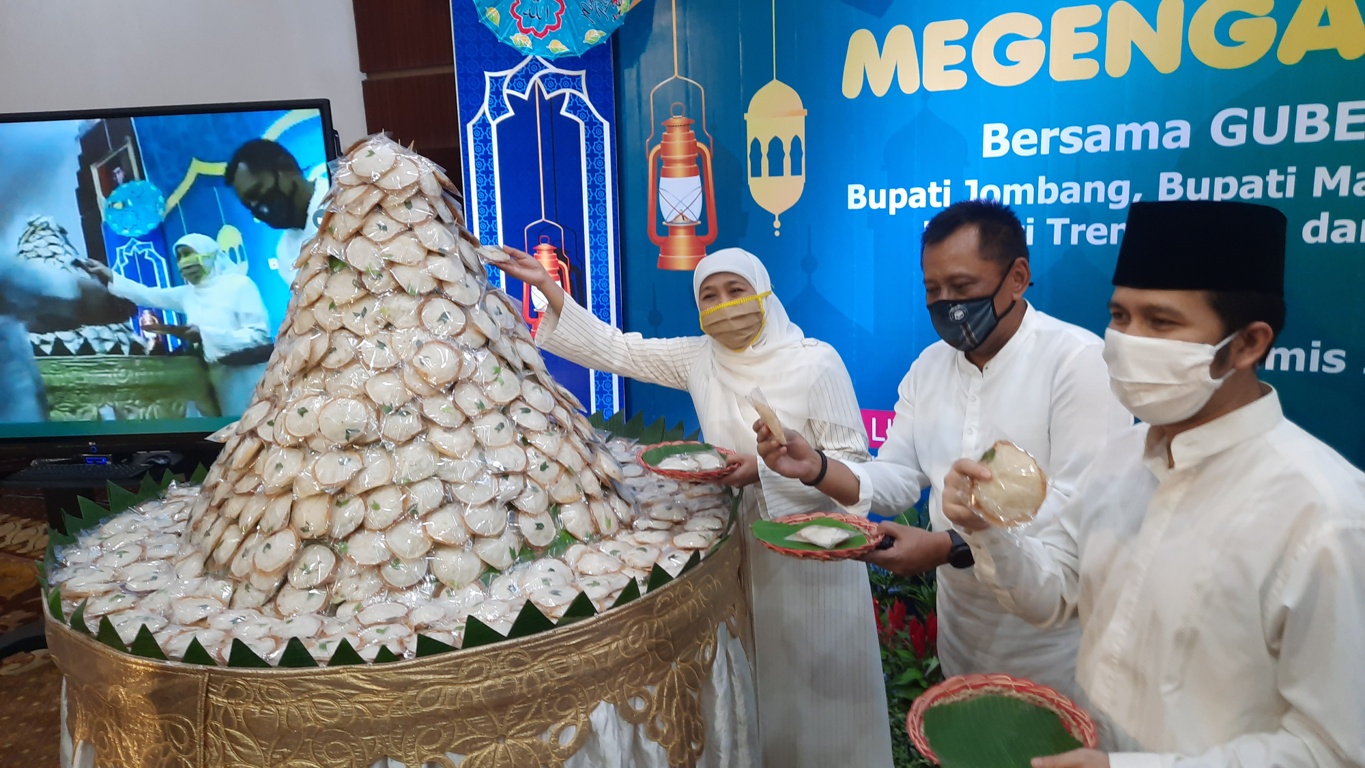 Gubernur Jawa Timur Khofifah Indar Parawansa, saat membuka acara Megengan Online di Gedung Negara Grahadi, Kamis 23 April 2020. (Foto: Alief Sambogo/Ngopibareng.id)