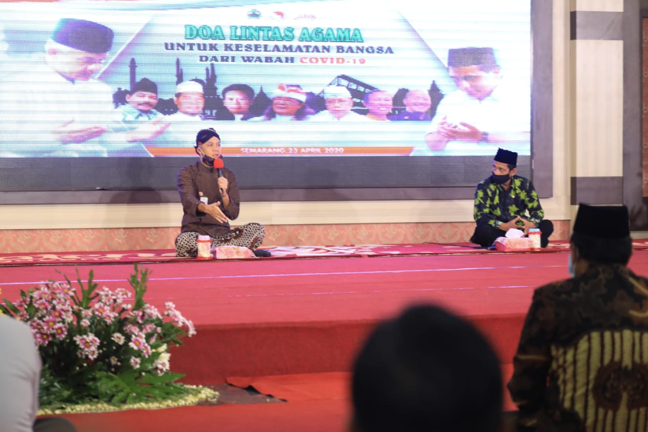 Gubernur Ganjar Pranowo saat mengikuti doa bersama lintas agama. (Foto: Ist/Ngopibareng.id)