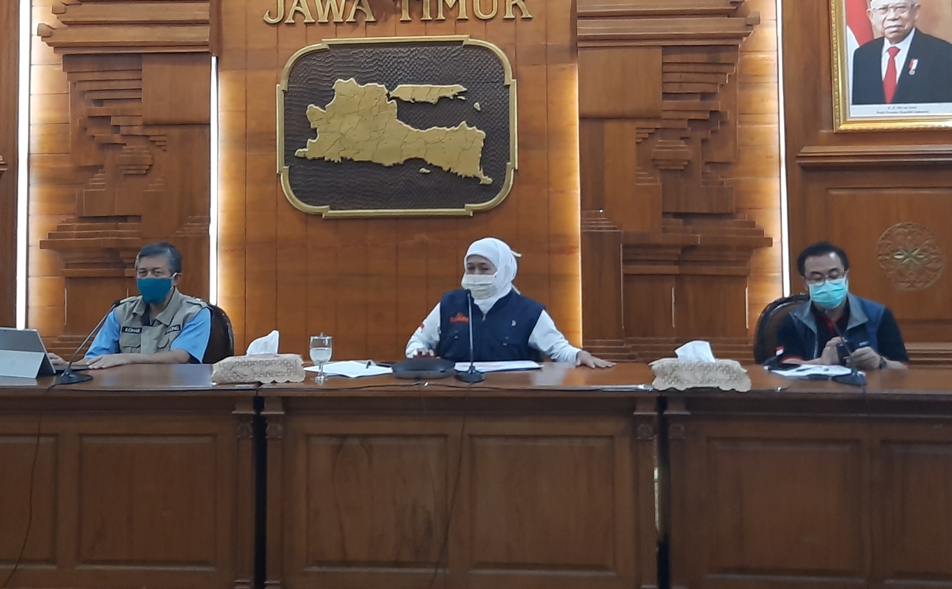 Gubernur Jawa Timur Khofifah Indar Parawansa, saat melakukan konferensi pers di Gedung Negara Grahadi. (Foto: Alief Sambogo/Ngopibareng.id)