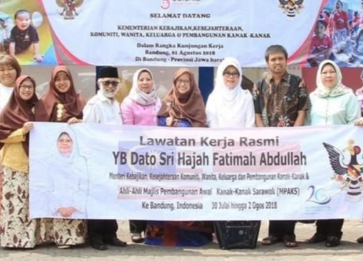 Hafidz berbatik nomor dua dari kiri.