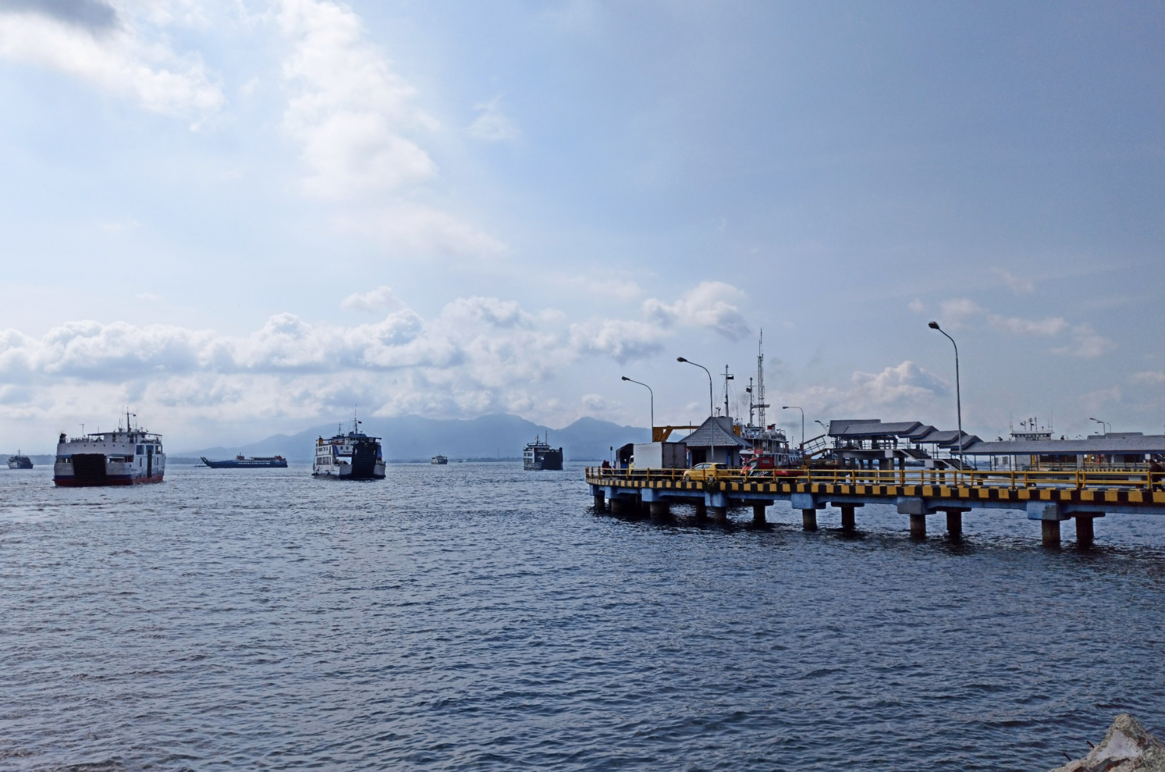 Aktivitas pelayaran di Pelabuhan Penyeberangan Ketapang (foto: Hujaini/ngopibareng.id)