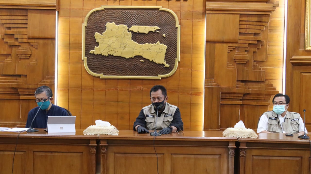 Sekdaprov Jatim, Heru Tjahjono (tengah) memimpin penyampaian update perkembangan kasus Corona di Gedung Negara Grahadi, Surabaya, Jumat 24 April 2020. (Foto: Fariz Yarbo/Ngopibareng.id)