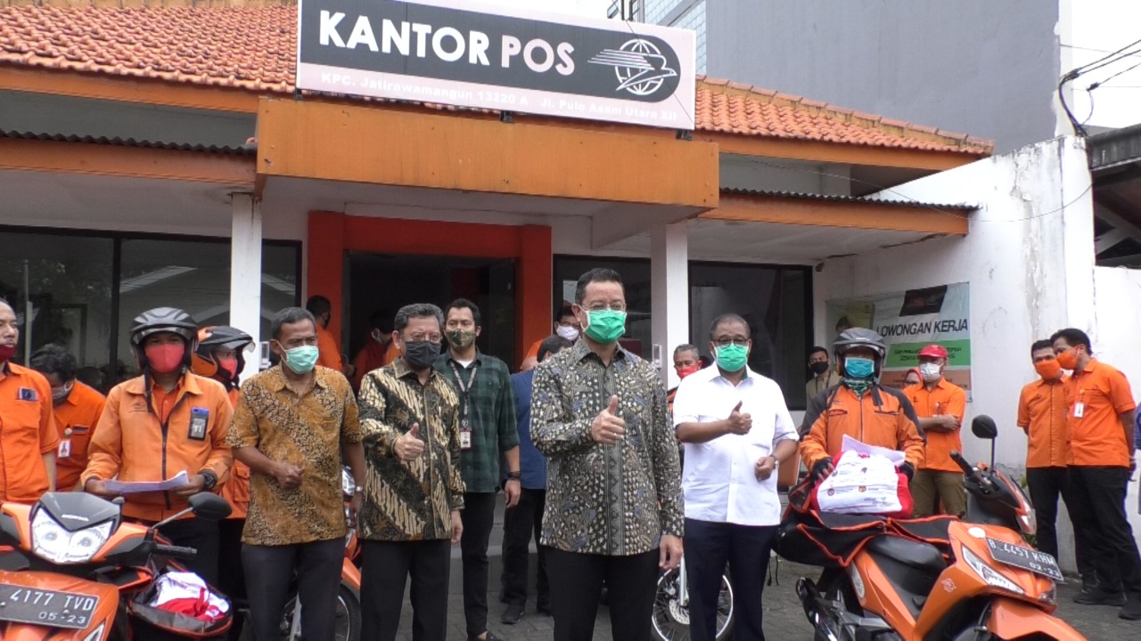 Menteri Sosial Juliari Batubara mengecek lapangan untuk memastikan Bansos Sembako tepat sasaran. (Foto: Kemensos)