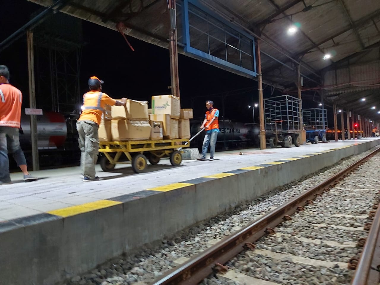 Kereta lokal di wilayah Madiun tetap beroperasi (istimewa)