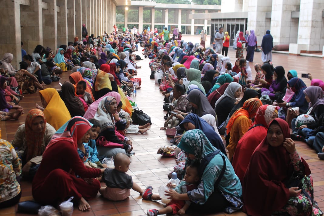 Tradisi berbuka bersama  ribuan warga di Masjid Istiqlal seperti foto di atas sekarang tidak  ada lagi.  (Asmani/Ngopibareng.id)