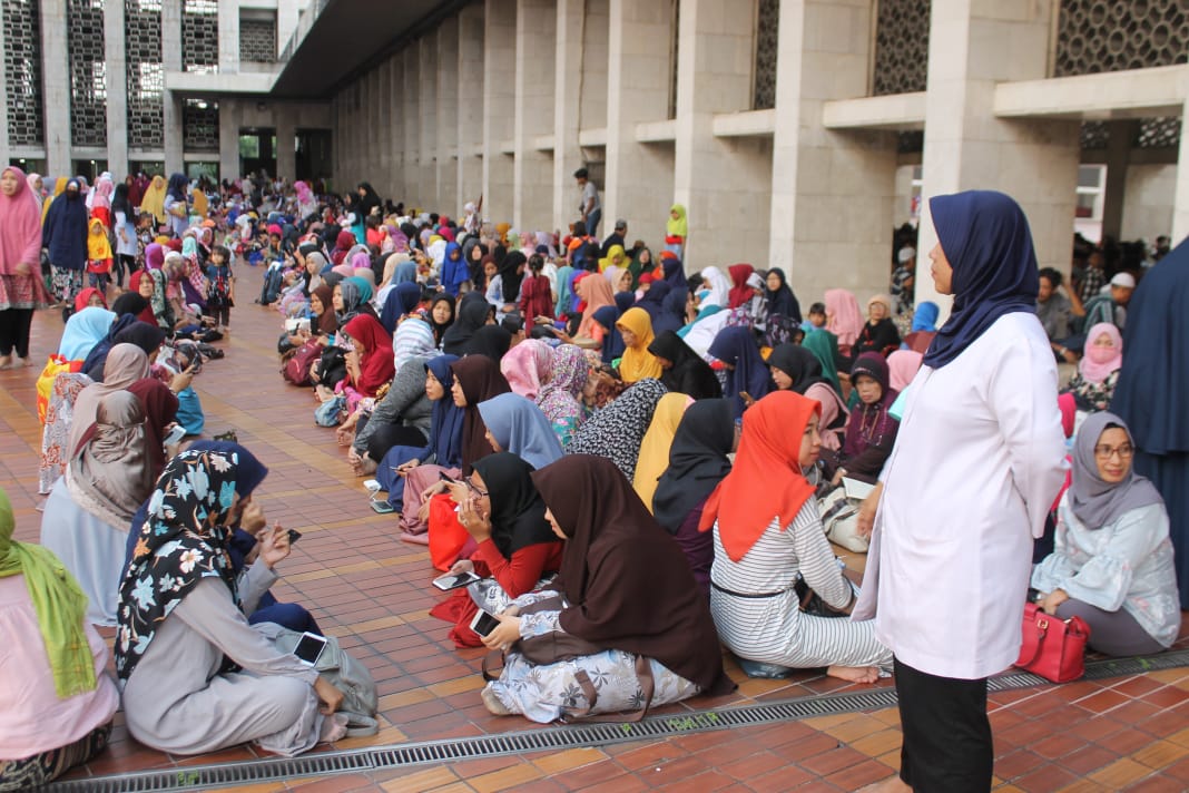 Tradisi berbuka bersama  ribuan warga di Masjid Istiqlal seperti foto di atas sekarang tidak  ada lagi.  (Asmani/Ngopibareng.id)