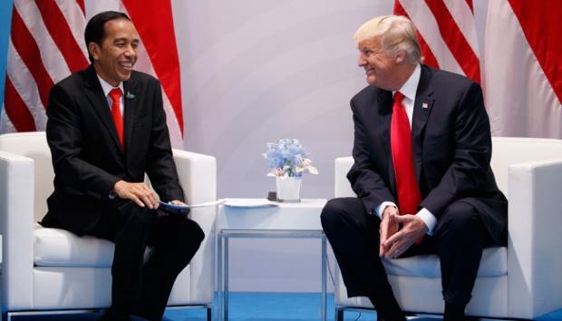 Presiden Jokowi bertemu Presiden Donald Trump di acara KTT G20 di Jerman. (Foto: AP Photo)