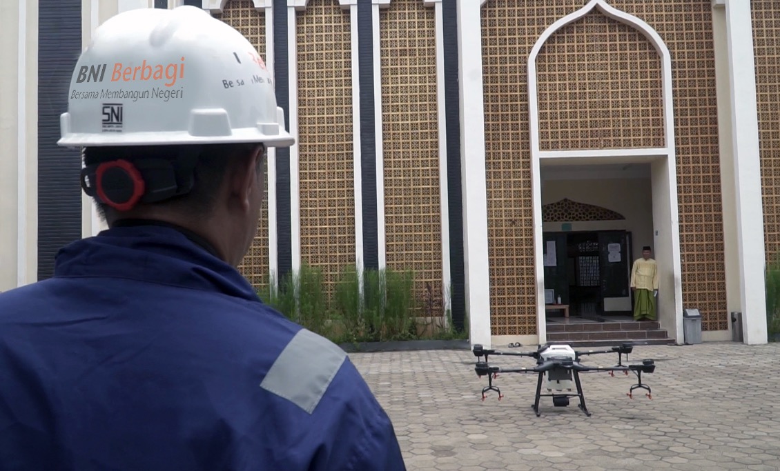 Drone BNI menyemprotkan disinfektan. (Foto: Humas/BNI)