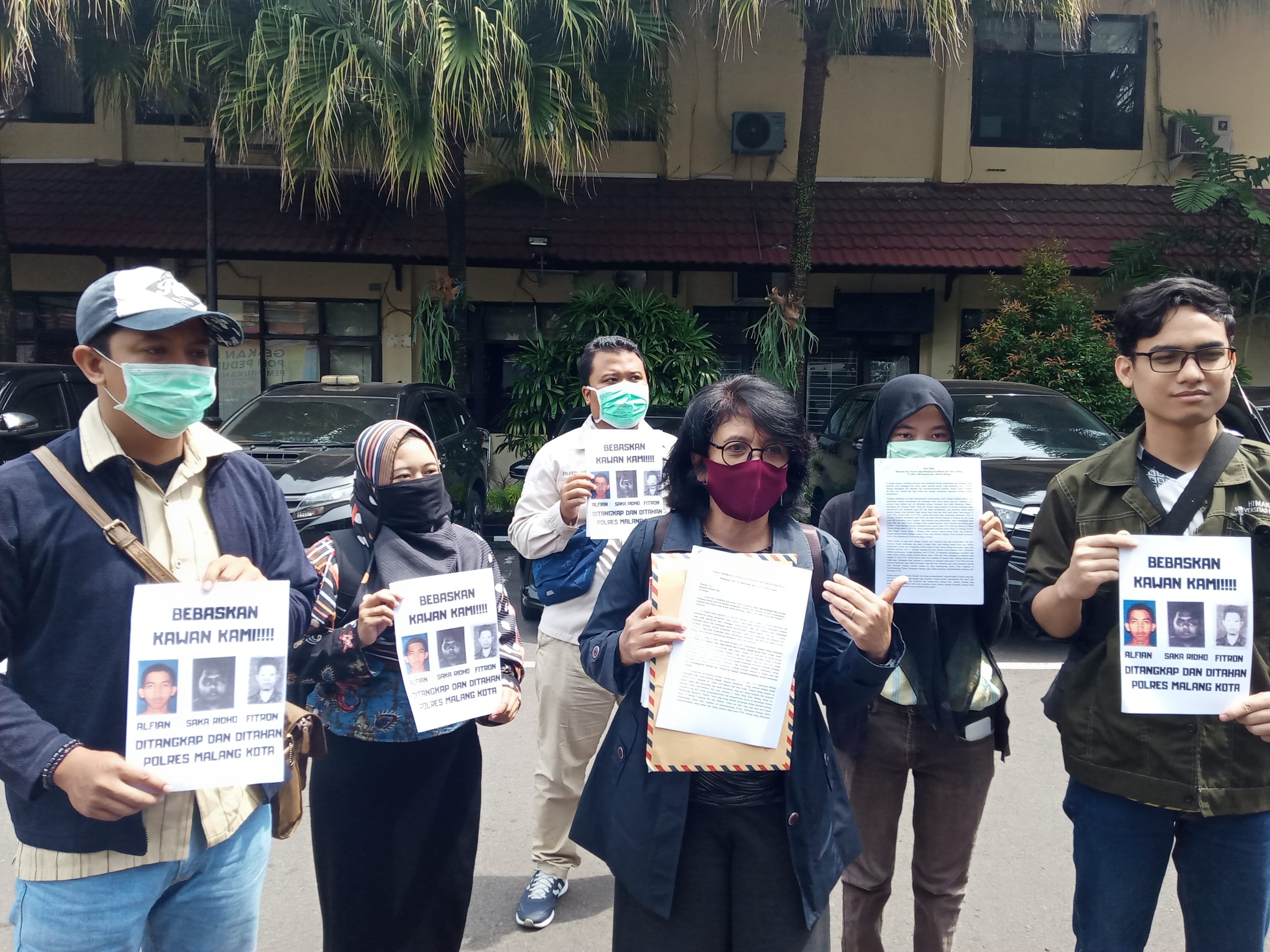 Tim kuasa hukum aktivis Agraria dan Suciwati Munir saat di Mapolresta Malang Kota, Jawa Timur. (Foto: Lalu Theo/Ngopibareng.id)