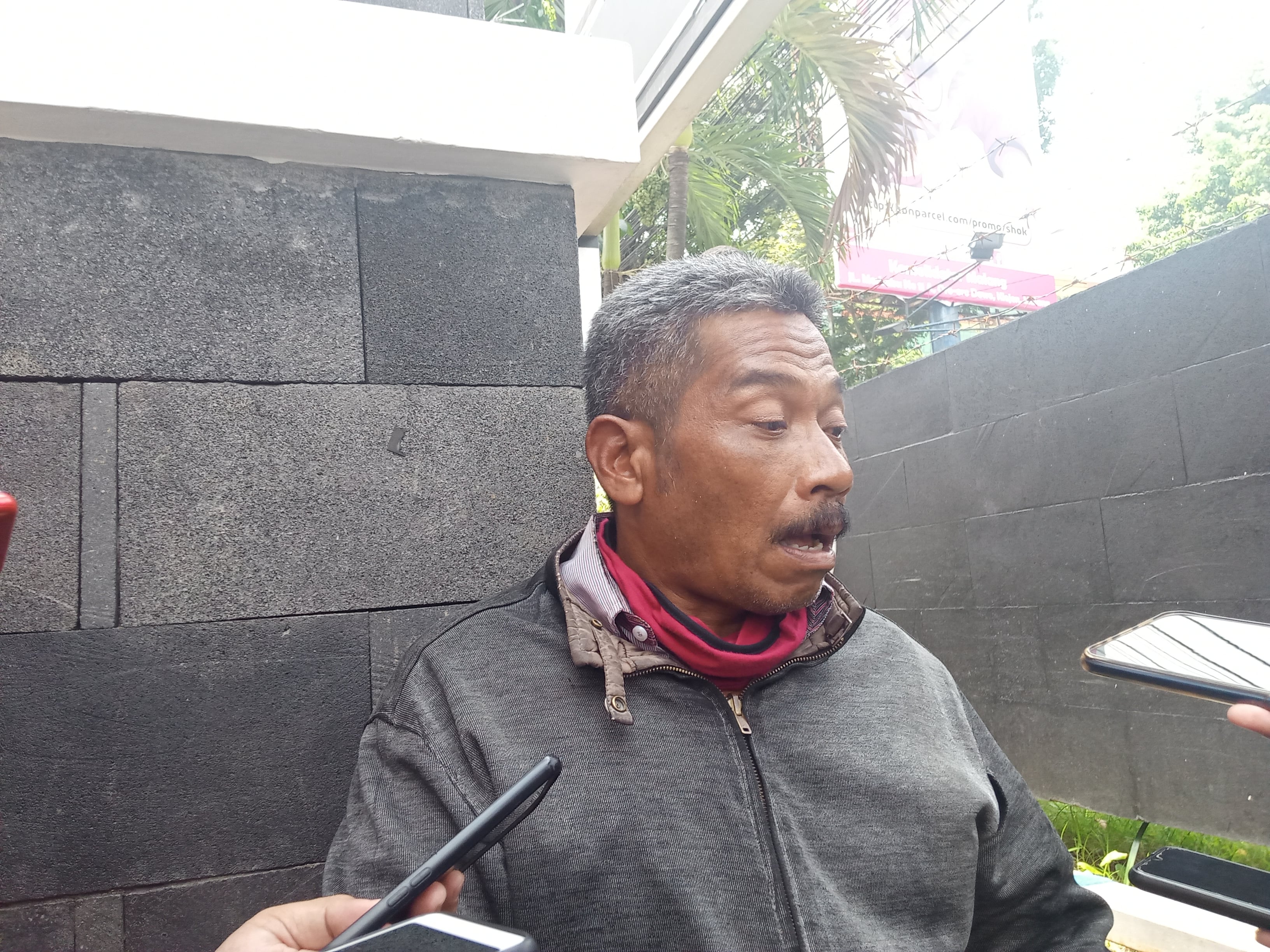 Samuji, orangtua dari SRA, aktivis Agraria, saat mengunjungi Mapolresta Malang Kota, Jawa Timur, Sabtu 25 April 2020. (Foto: Lalu Theo/Ngopibareng.id)