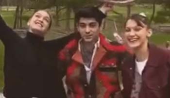 Zayn Malik diapit Gigi Hadid (kiri) dan Bella Hadid. (Foto:Instagram)