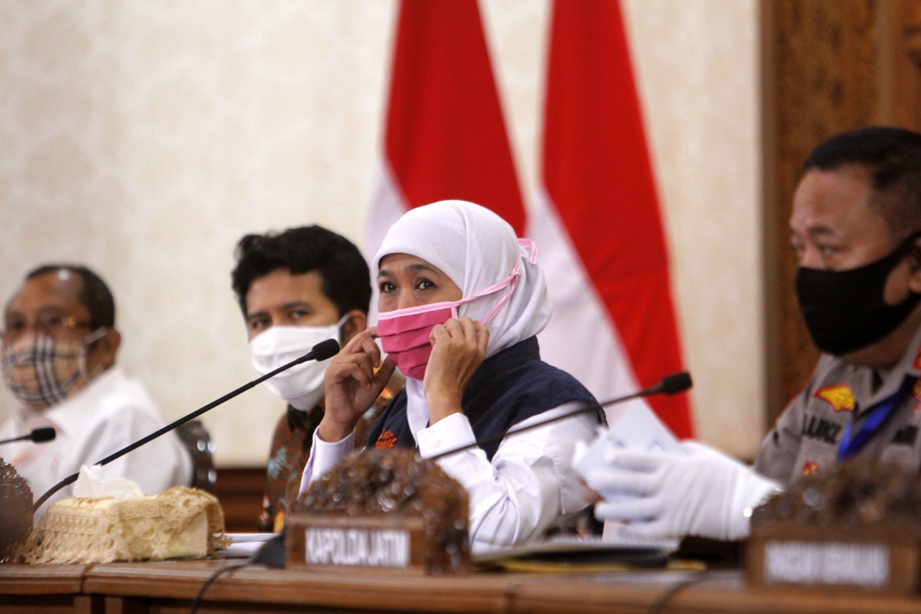 Gubernur Jatim, Khofifah Indar Parawansa saat memaparkan kegiatan PSBB di Gedung Negara Grahadi, Surabaya, Minggu 26 April 2020. (Foto: Fariz Yarbo/Ngopibareng.id)