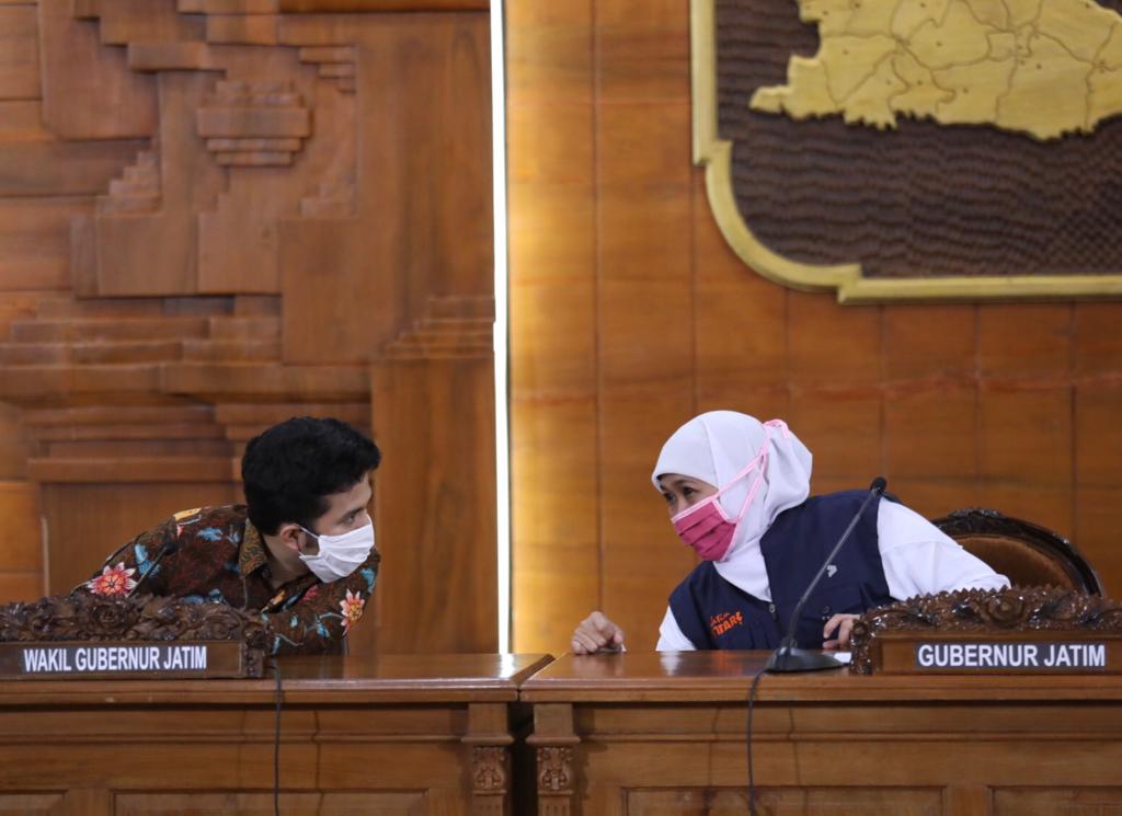 Gubernur Jawa Timur Khofifah Indar Parawansa, saat melakukan konferensi pers di Gedung Negara Grahadi. (Foto: Alief/ngopibareng.id)