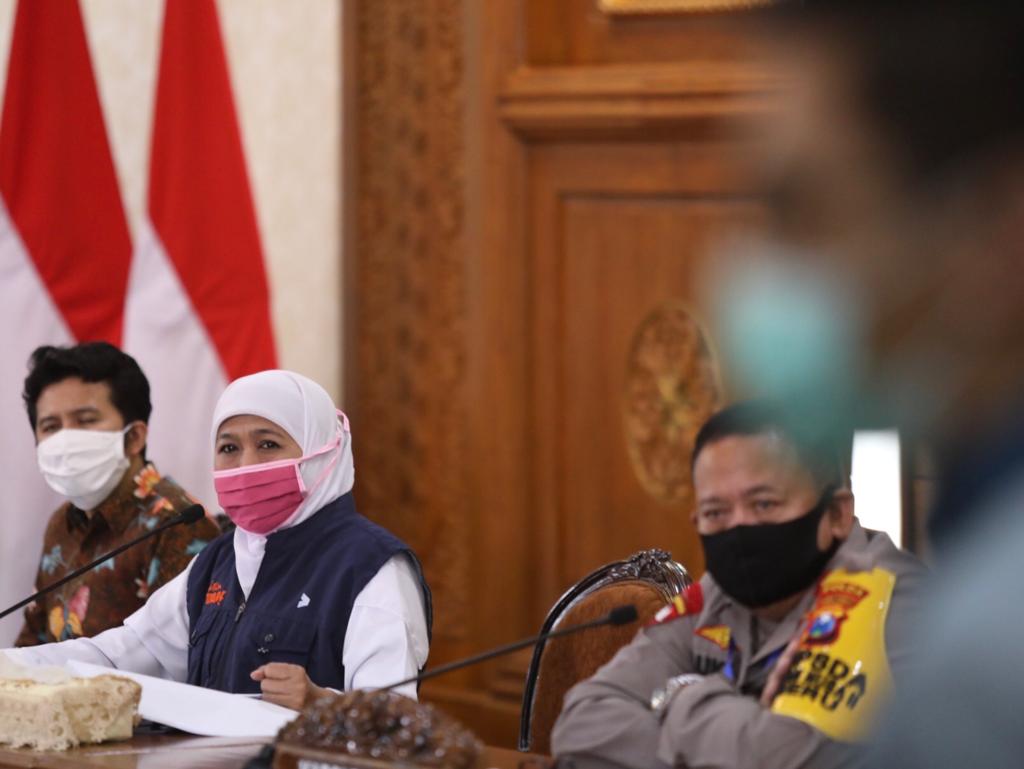 Gubernur Jawa Timur Khofifah Indar Parawansa, saat melakukan konferensi pers di Gedung Negara Grahadi. (Foto: Alief Sambogo/Ngopibareng.id)