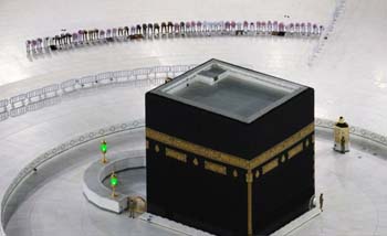 Sholat Tarawih di Masjidil Haram, Mekah, dengan jemaah yang sangat terbatas. (Foto:Antara/Reuters)