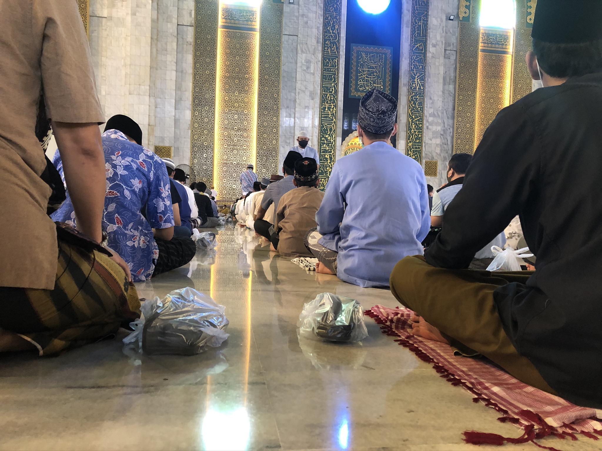 Palaksanaan salat berjamaah dengan physical distanting di Masjid Al Akbar Surabaya. (Foto ngopibareng.id)