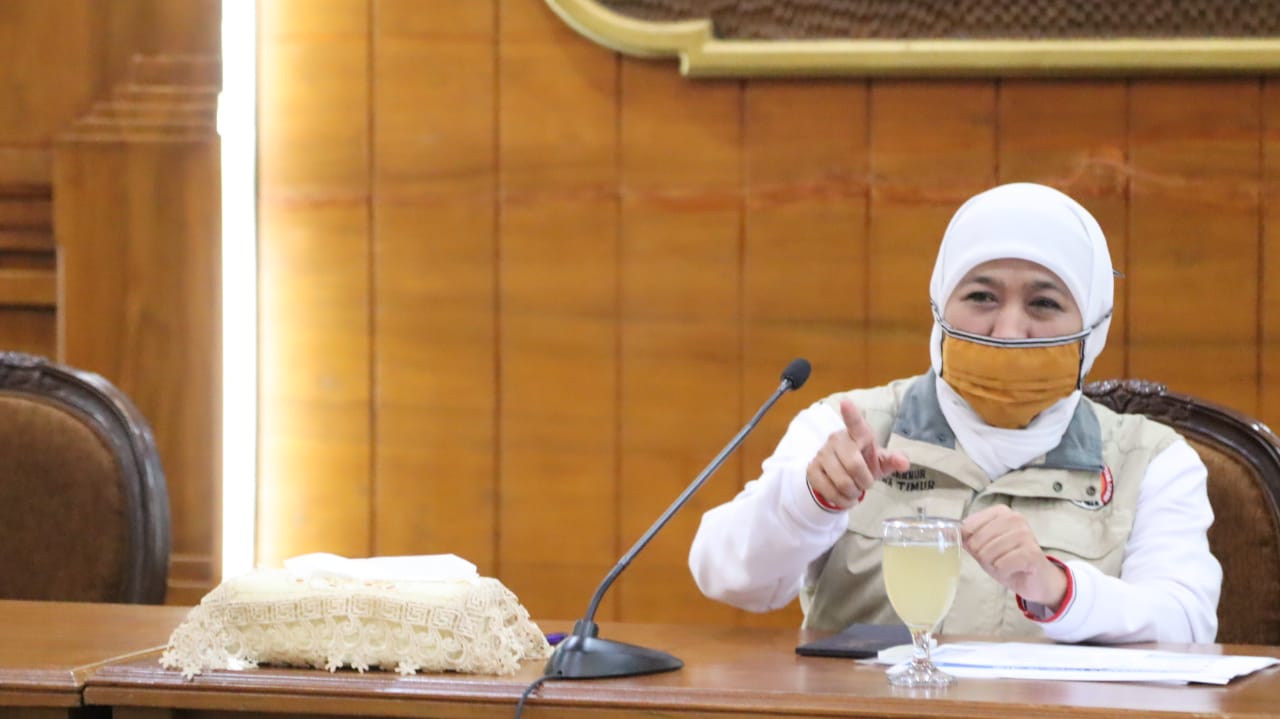 Gubernur Jawa Timur Khofifah Indar Parawansa, saat melakukan konferensi pers di Gedung Negara Grahadi. (Foto: Alief/ngopibareng.id)