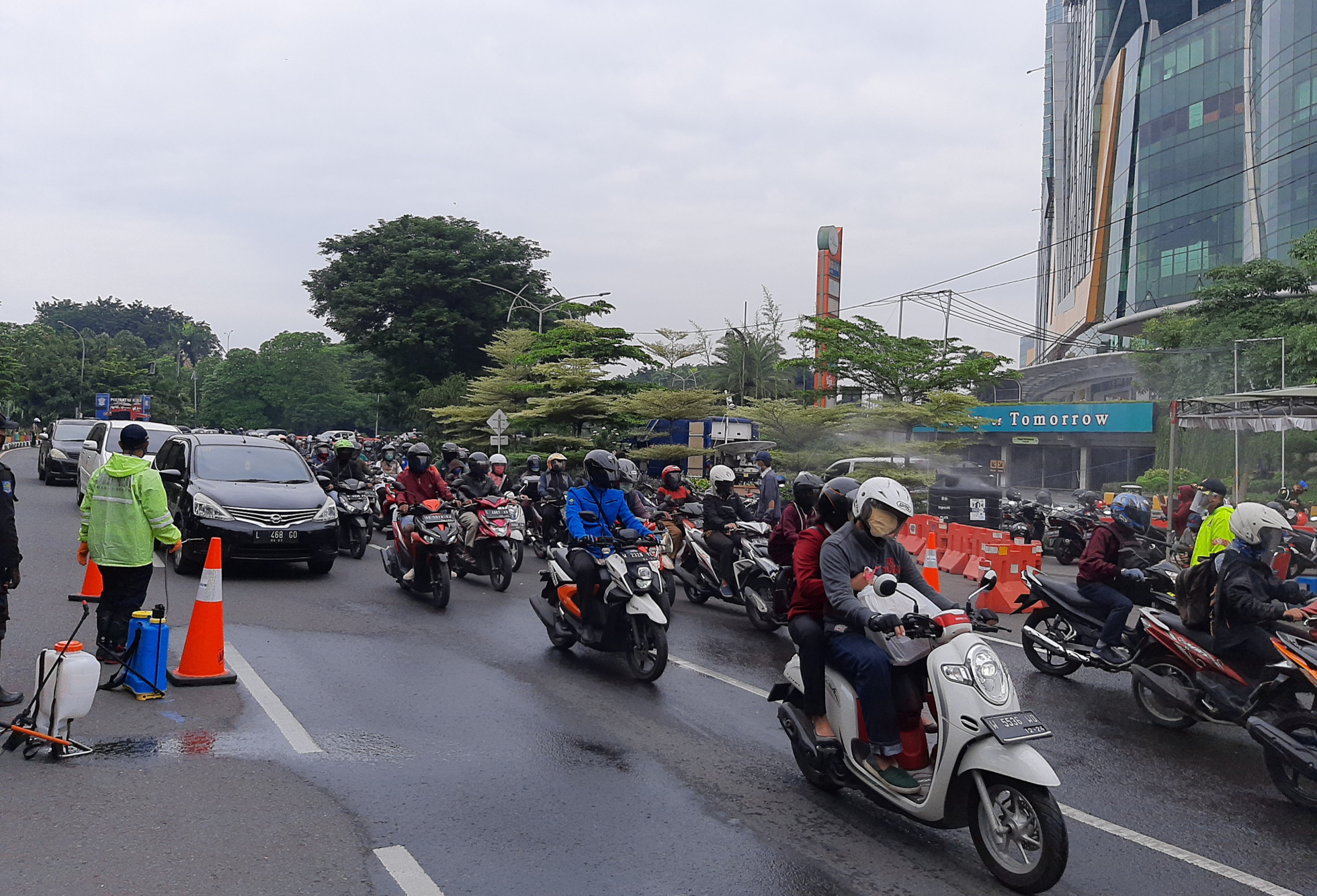 Penyemprotan desinfektan setelah melewati pengecekan surat oleh petugas gabungan. (Foto: Pita Sari/Ngopibareng.id)