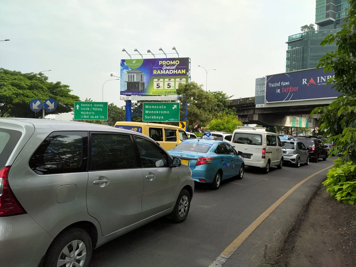 Ratusan mobil dan mobil terjebak antrean pemeriksaan petugas di Bundaran Waru. (Foto: Amir Tejo/Ngopibareng.id)