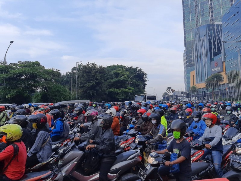 Kemacetan Panjang Bundaran Waru Saat Penerapan PSBB Surabaya. (Foto: Pitasari/Ngopibareng.id)