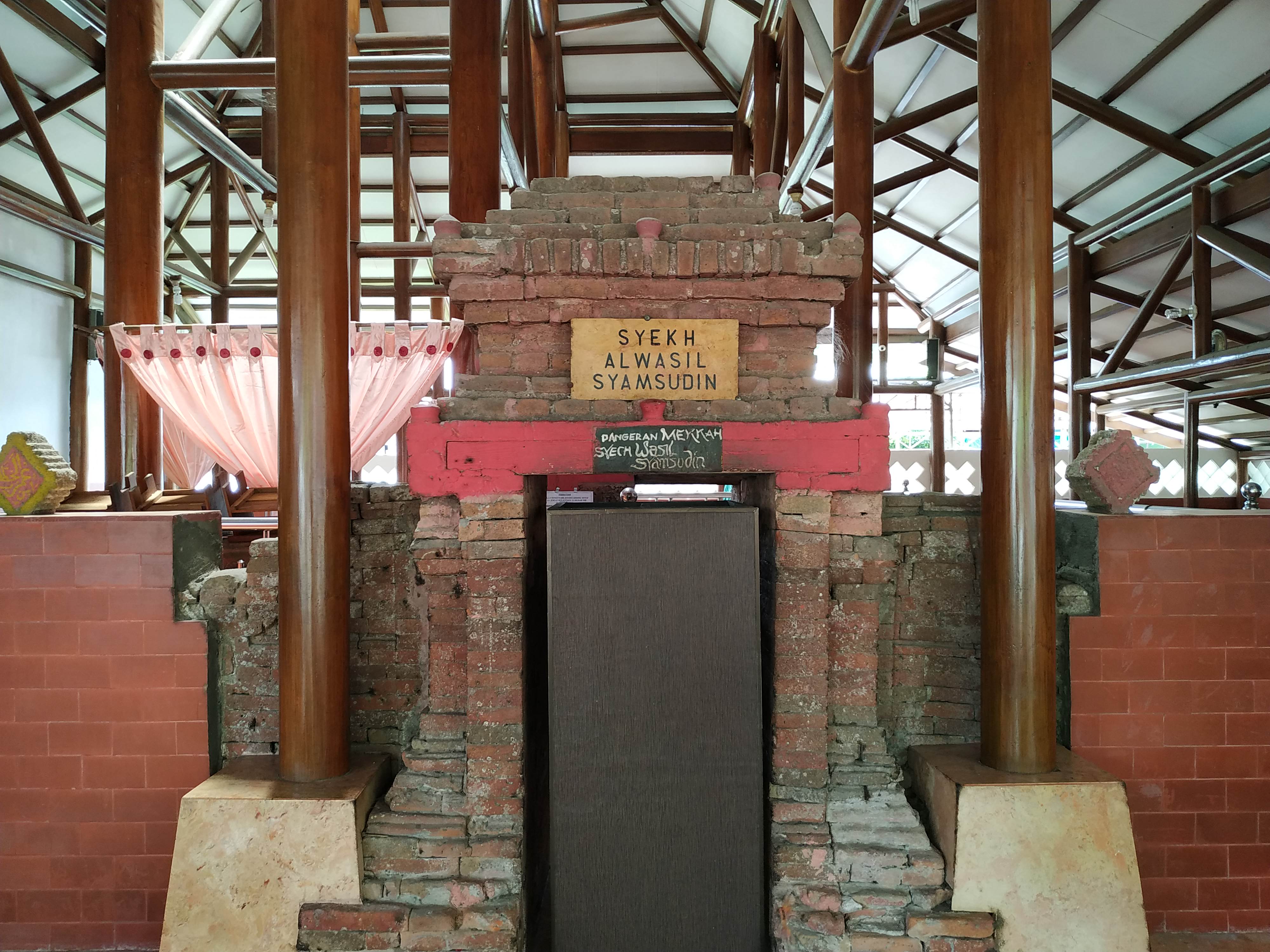  Makam Syech Wasil tokoh penyebar agama Islam pertama di Kediri berlokasi di Kelurahan Setono Gedong nampak lengang sunyi tanpa pengunjung. (Foto: Flendy Pesmana/Ngopobareng.id)  