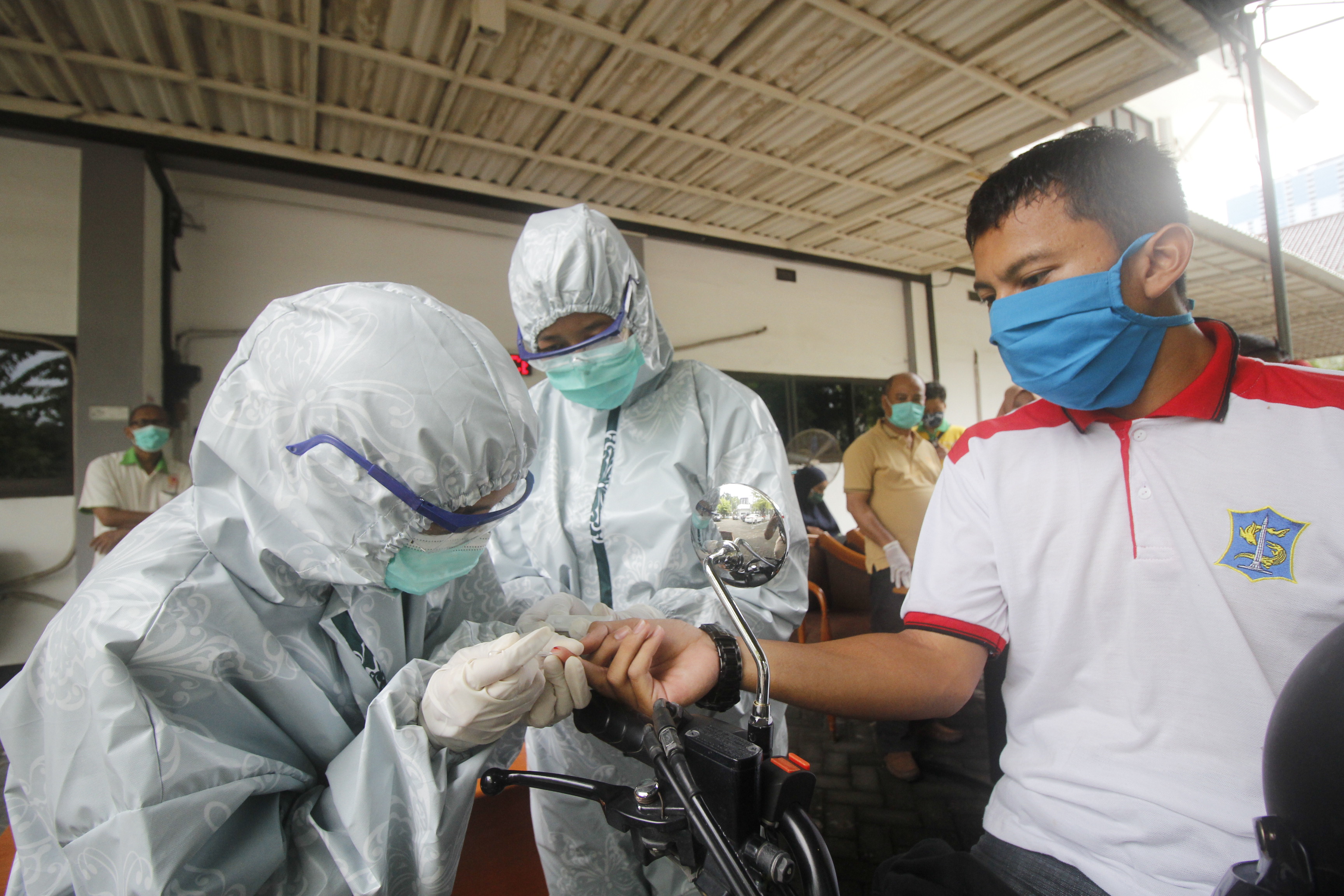 Salah seorang atlet mengikuti rapid test di Gedung KONI Jatim, Surabaya, Selasa 28 April 2020. (Foto: Fariz Yarbo/Ngopibareng.id)