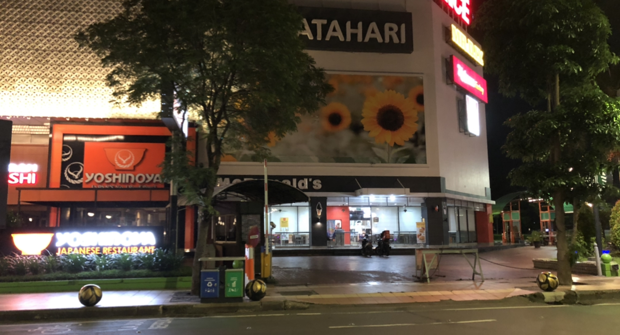 Gerai makanan terkenal di Jalan Plaza Surabaya terlihat tak ada aktivitas. (Foto: Andhi/NgopibJareng.id)