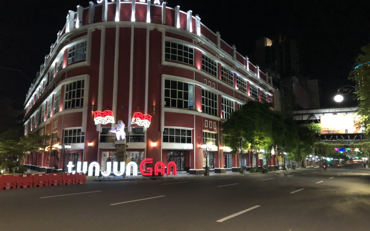 Jalan Tunjungan sepi pengendara sejak pukul 10.00 malam. (Foto: Andhi/Ngopibareng.id)