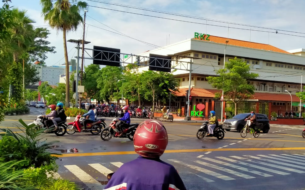 Suasana di perempatan Jalan Diponegoro dengan Jalan Kutai yang masih ramai. (Foto; Amir Tejo/Ngopibareng.id)